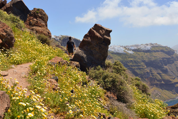 Santorini Walking Tours – Capturing the Spellbinding Essence of Santorini